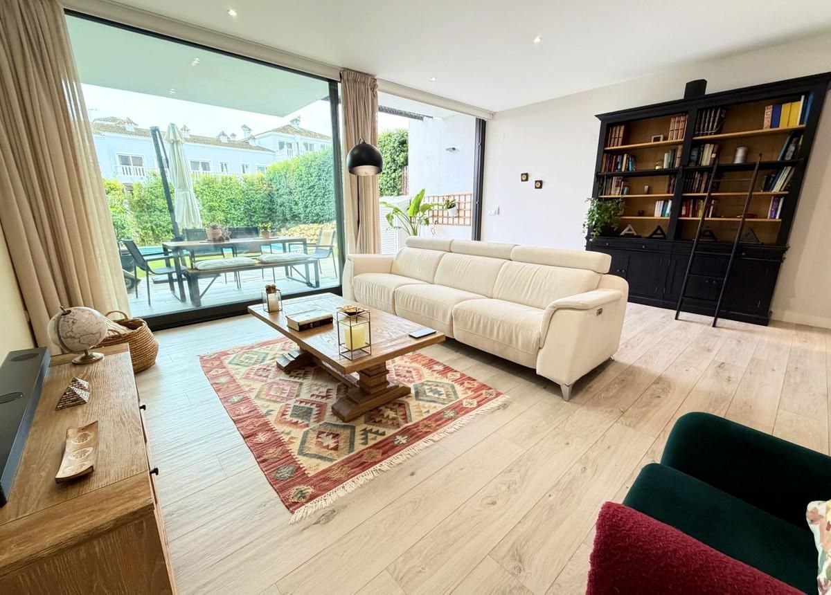 Sala d'estar de Casa adosada en venda en Sotogrande amb Aire condicionat, Calefacció i Parquet