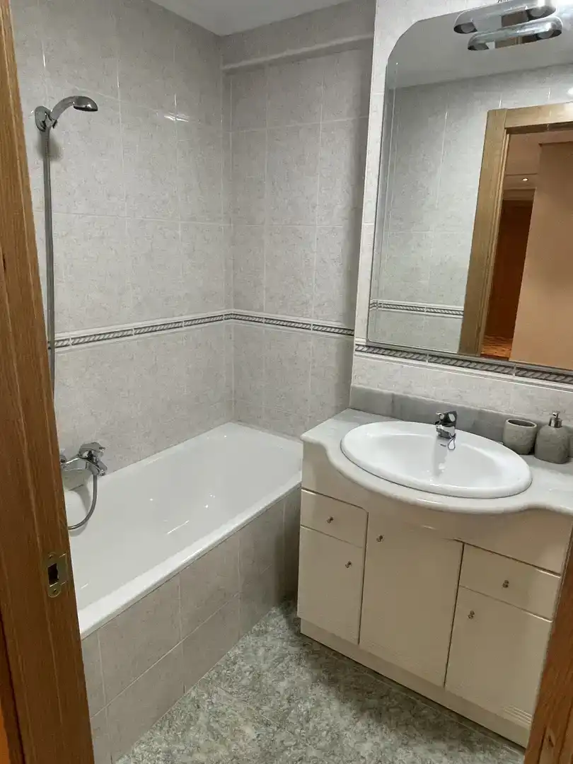 Badezimmer von Wohnung zur Miete in  Logroño mit Parkett, Möbliert und Balkon