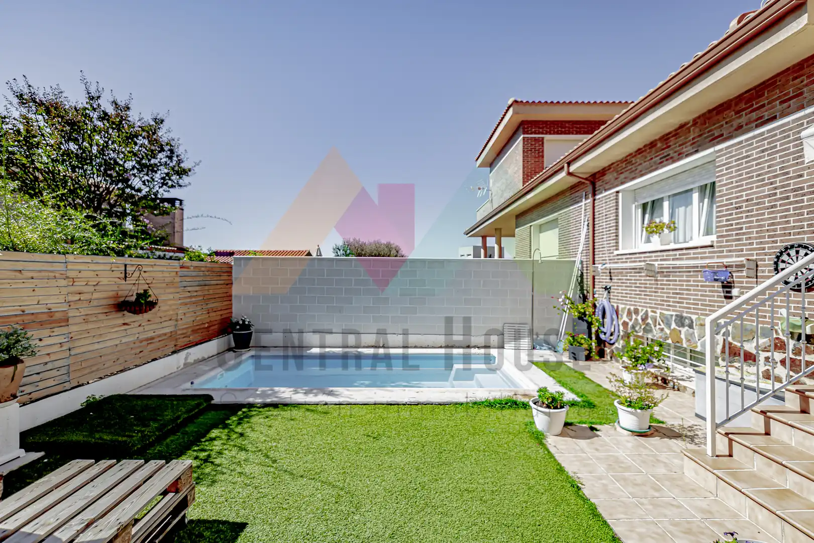 Piscina de Casa adosada en venta en Guadalajara con Aire acondicionado, Calefacción y Jardín privado