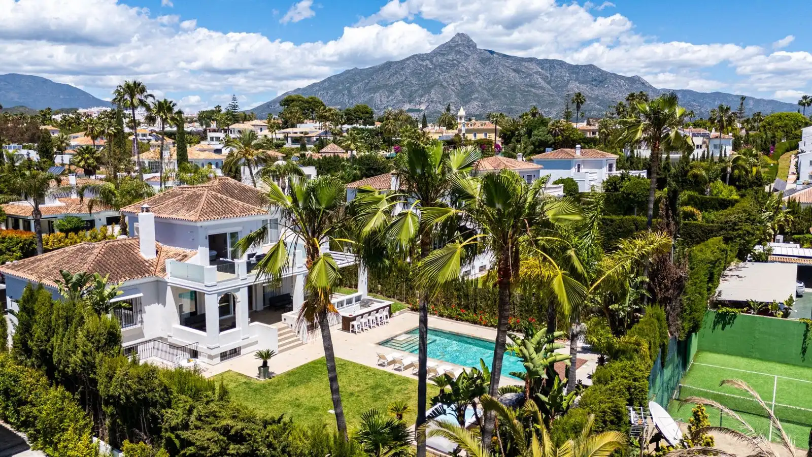 Vista exterior de Casa o xalet en venda en Marbella amb Aire condicionat, Jardí privat i Terrassa