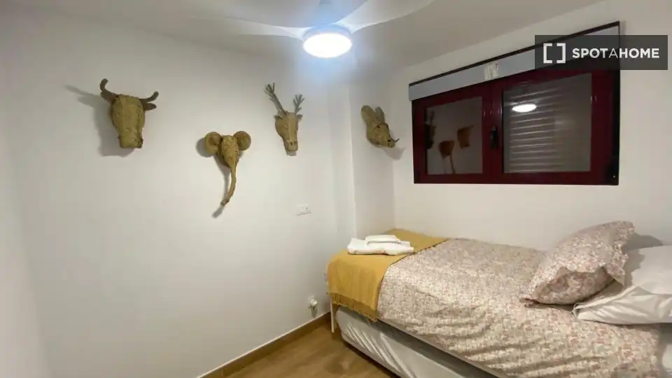 Dormitori de Apartament per a compartir en Alicante / Alacant amb Aire condicionat, Terrassa i Moblat