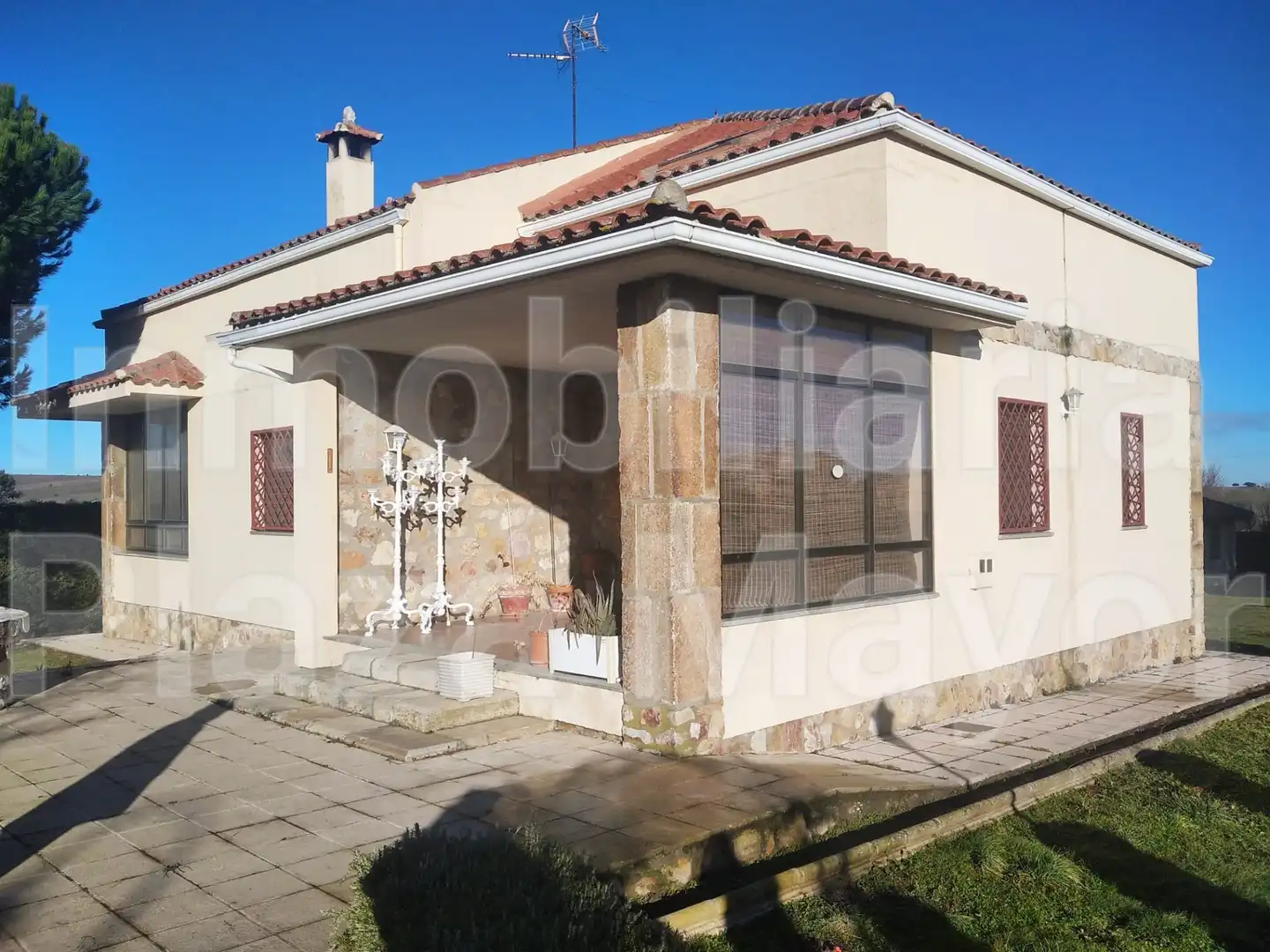Vista exterior de Casa o xalet en venda en Morille amb Jardí privat, Terrassa i Moblat
