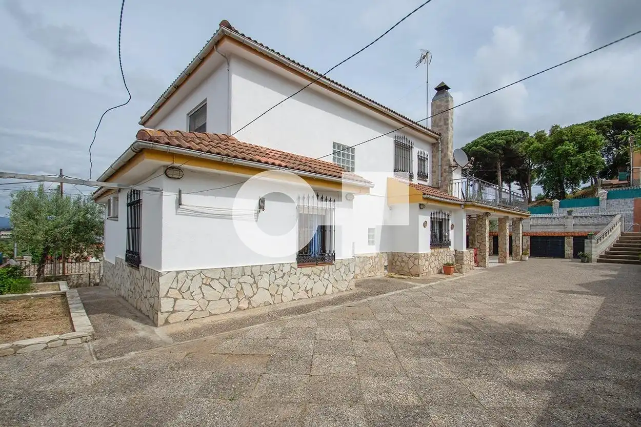Vista exterior de Casa o xalet en venda en Tordera amb Calefacció, Terrassa i Piscina