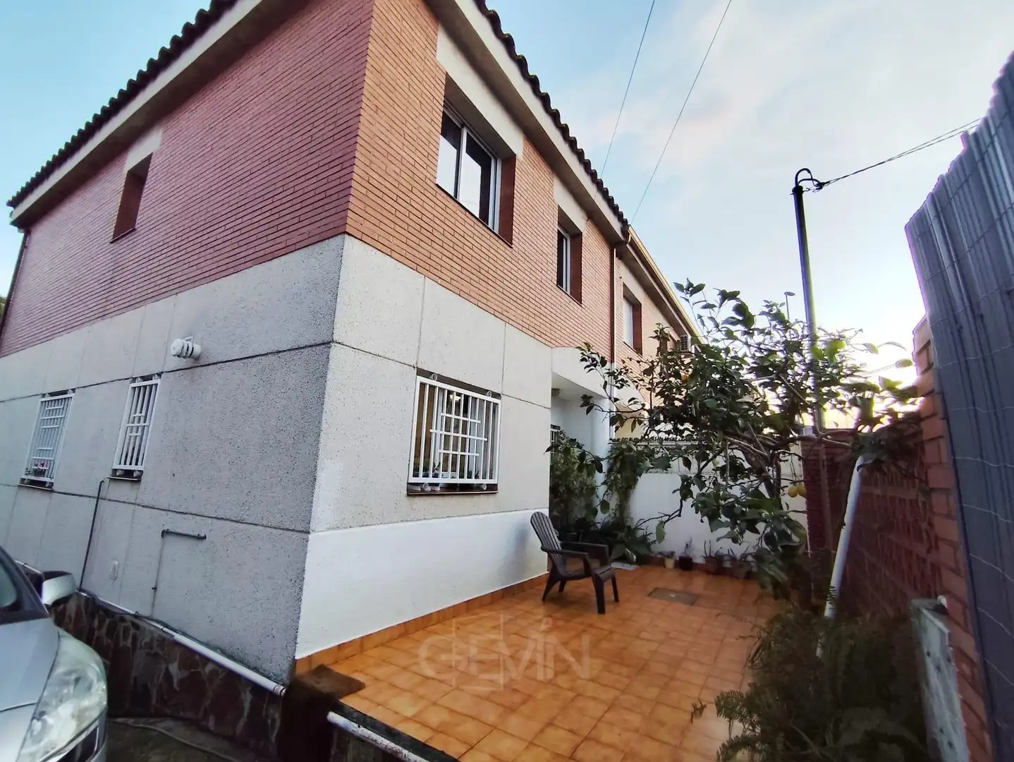 Vista exterior de Casa adosada en venda en Santa Perpètua de Mogoda amb Calefacció, Jardí privat i Terrassa