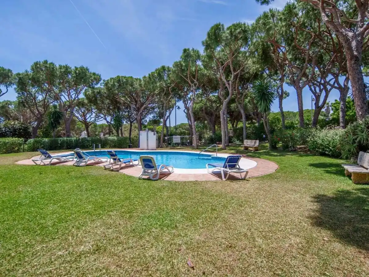 Adosado con piscina en venta en Calahonda