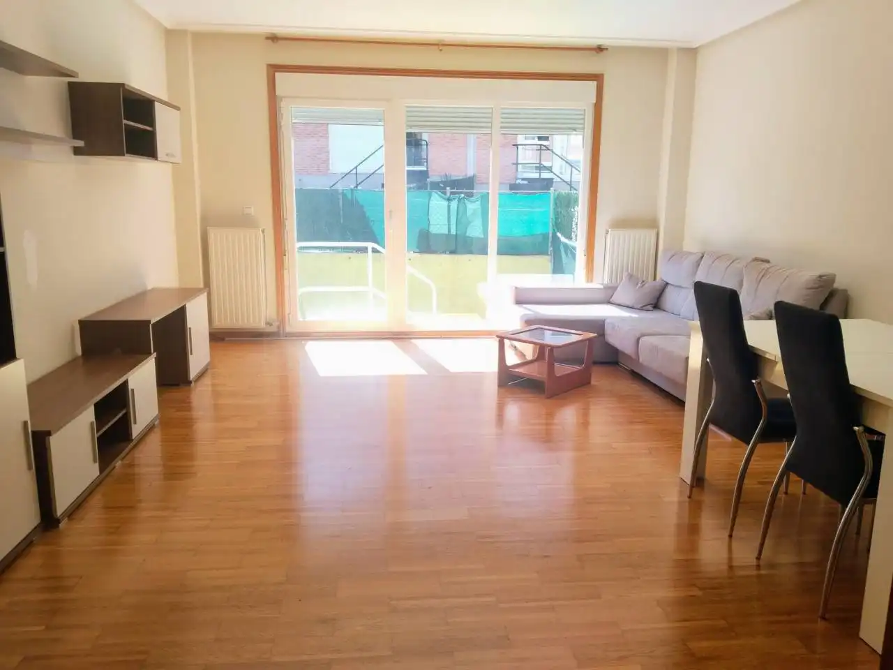 Sala d'estar de Casa adosada de lloguer en Burgos Capital amb Calefacció, Jardí privat i Parquet