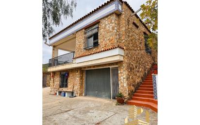 Vista exterior de Casa o xalet en venda en Chiva amb Terrassa i Piscina