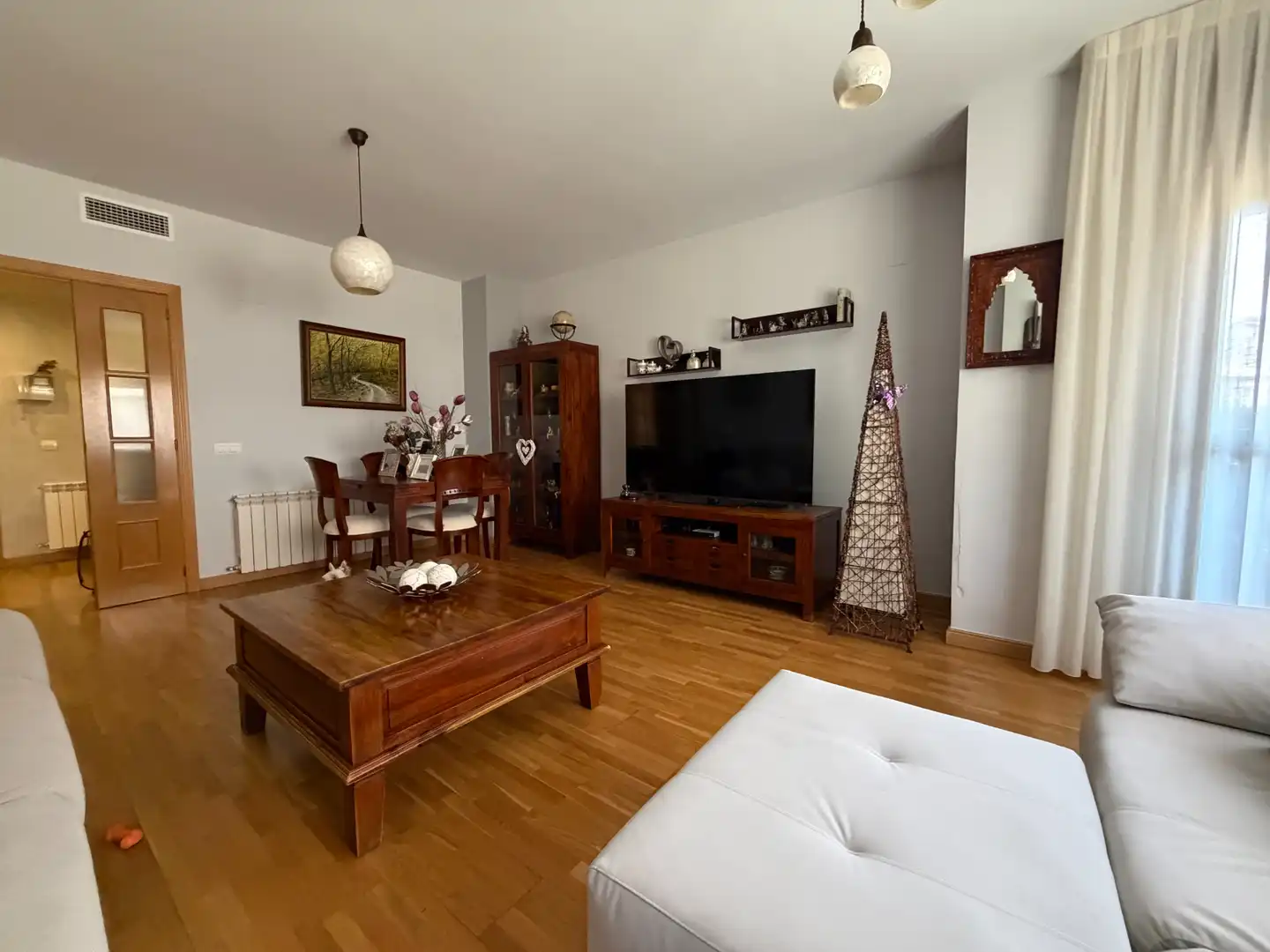 Wohnzimmer von Wohnung zum Verkauf in Plasencia mit Klimaanlage, Schwimmbad und Balkon