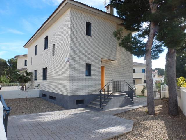 Casa adosada en Venta en Carrer de la Magnòlia, 37 en Pino Alto