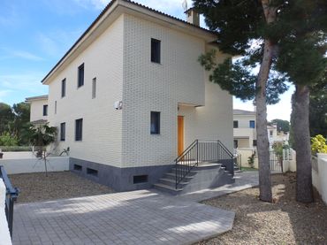 Maison jumelée avec balcon à vendre à Carrer de la Magnòlia 37