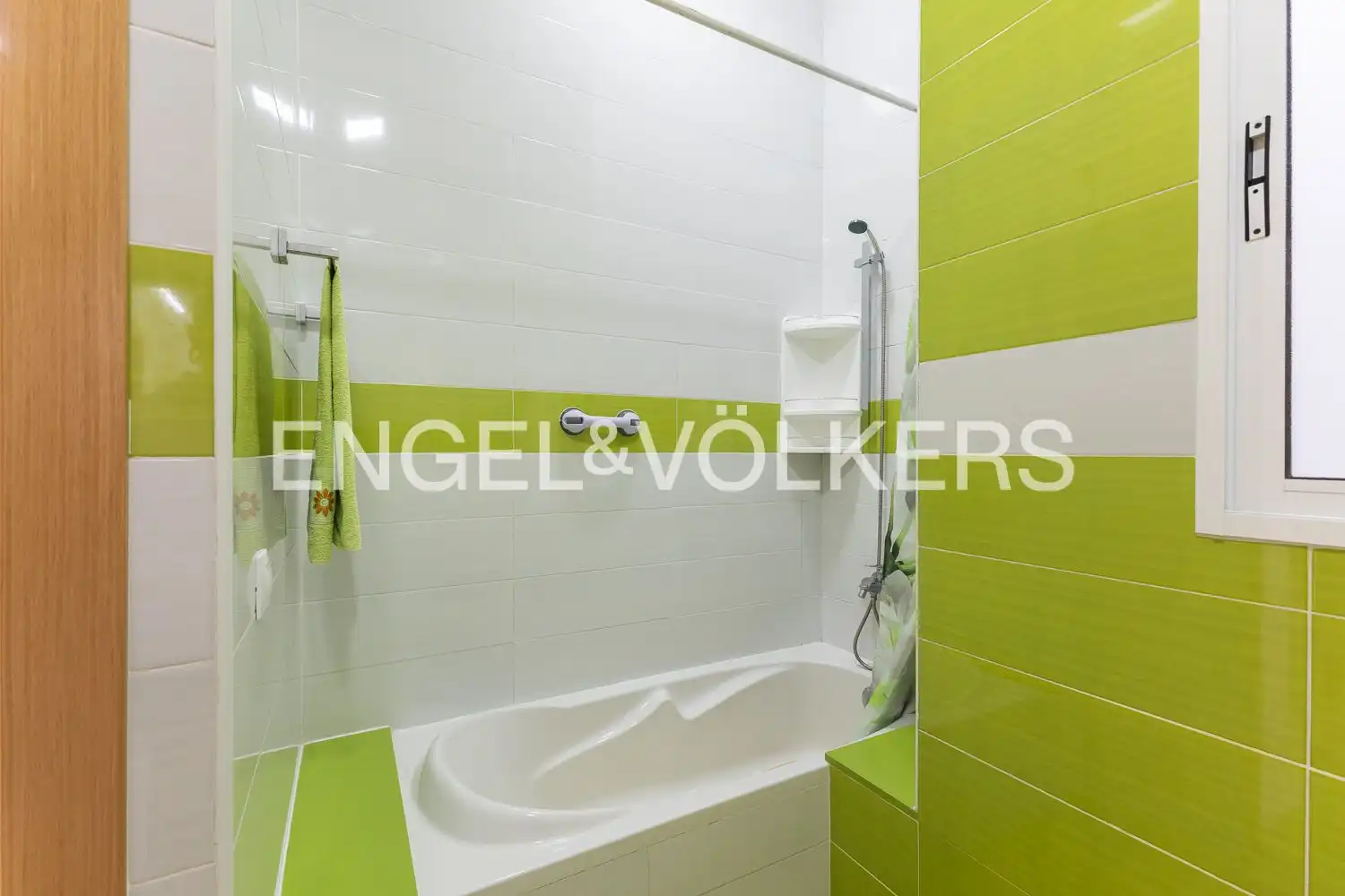 Bathroom of Houses for sale in La Pobla de Vallbona  with Air Conditioner, Heating and Terrace