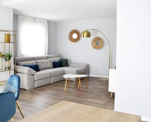 Living room of Flat to rent in  Granada Capital  with Heating, Parquet flooring and Furnished