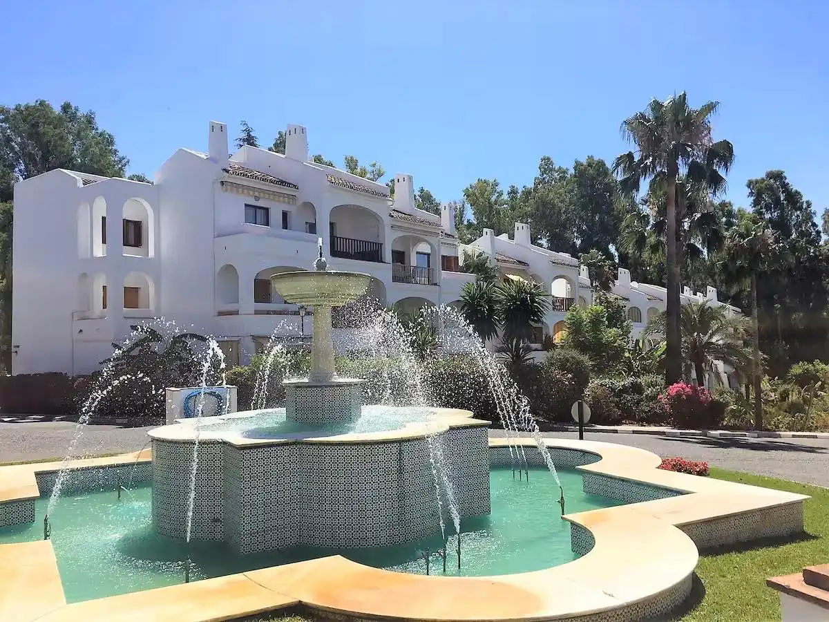 Vista exterior de Apartament en venda en Marbella amb Aire condicionat, Terrassa i Piscina