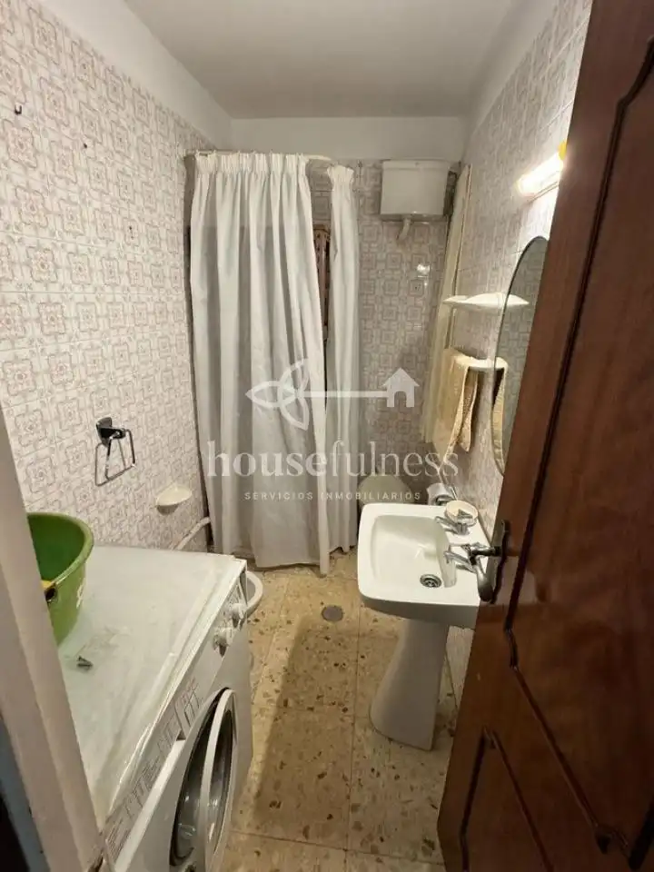 Bany de Pis en venda en Ferrol amb Parquet, Moblat i Balcó