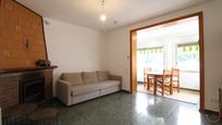 Sala d'estar de Casa adosada en venda en Cunit amb Aire condicionat, Calefacció i Jardí privat