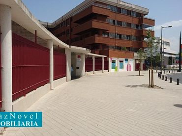 Local comercial de lloguer a Avenida de la Ilustración 2