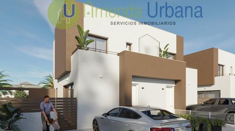 CHALET ADOSADO DE 3 DORMITORIOS JUNTO A LA PLAYA DE LA MARINA, CON JARDÍN, PARKING Y PISCINA COMUNITARIA., imatge 2