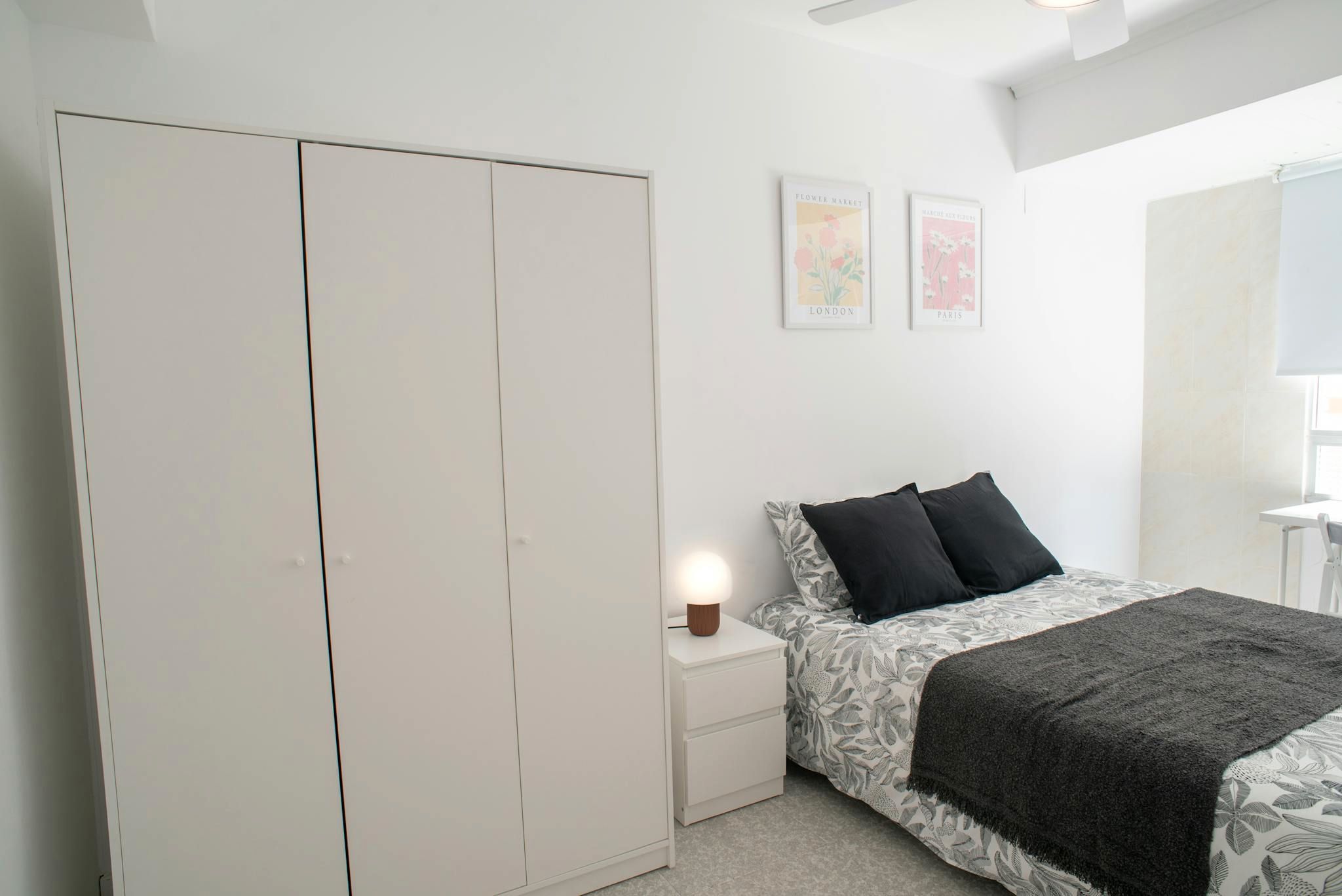 Bedroom of Flat to share in  Valencia Capital  with Washing machine