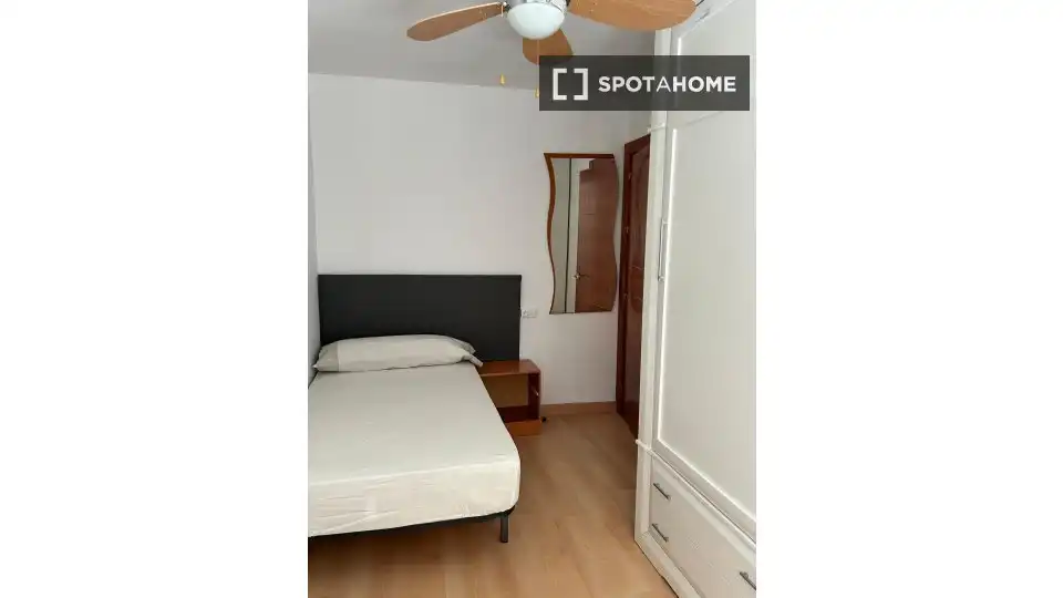Habitación de Apartamento para compartir en Granada con Aire acondicionado, Terraza y Amueblado