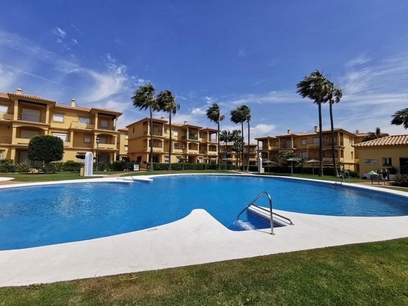 Piscina de Apartament en venda en Chiclana de la Frontera amb Aire condicionat, Jardí privat i Parquet