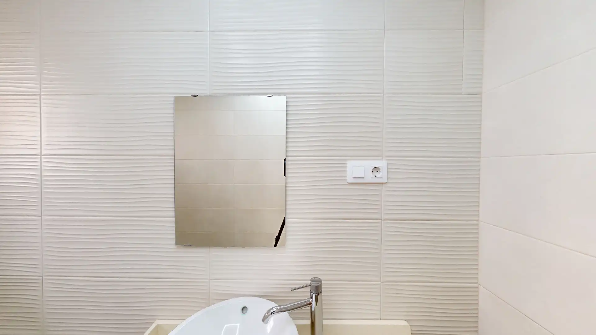 Badezimmer von Wohnung zum Verkauf in Almería mit Klimaanlage und Waschmaschine