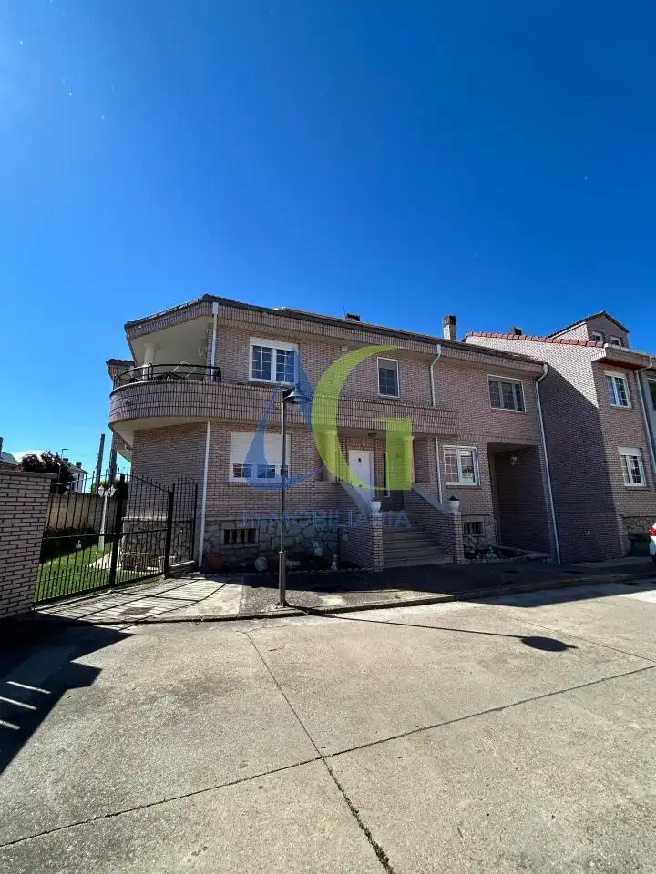 Vista exterior de Casa o xalet en venda en Villaquilambre amb Calefacció, Jardí privat i Parquet