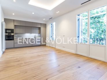 Flat with balcony to rent in Eixample