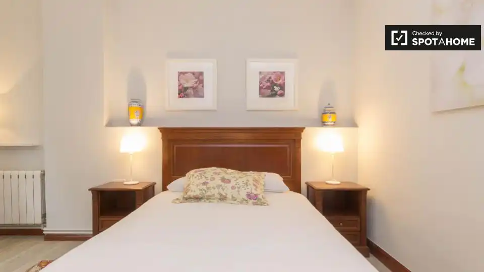 Schlafzimmer von Wohnung zur Miete in Bilbao  mit Klimaanlage, Heizung und Möbliert