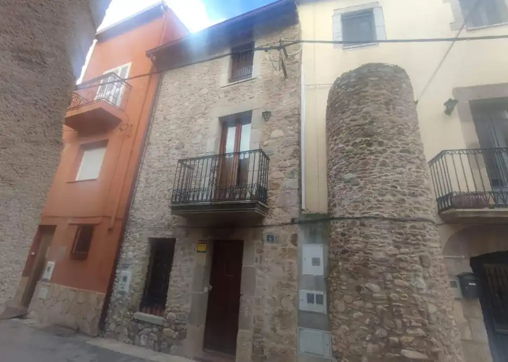 Vista exterior de Casa adosada en venda en Cabanes (Girona) amb Balcó