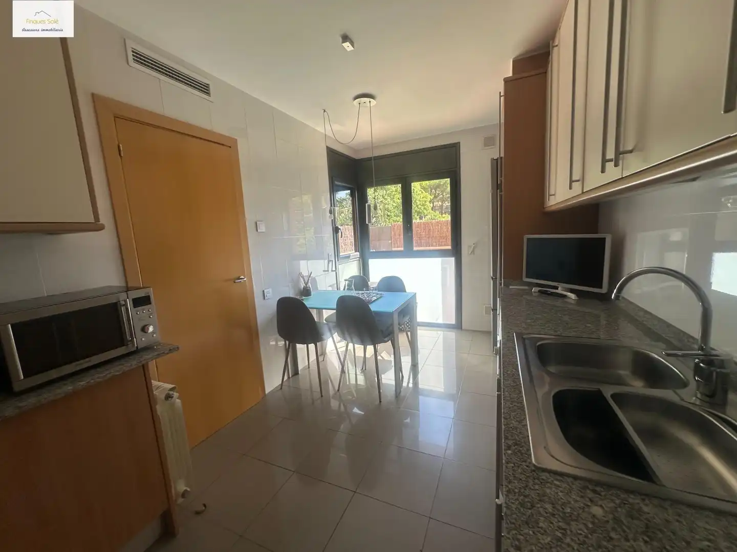 Küche von Einfamilien-Reihenhaus zum Verkauf in Cabrils mit Klimaanlage, Heizung und Privatgarten