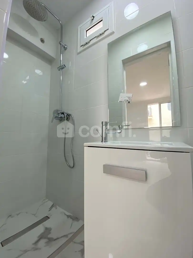 Badezimmer von Dachboden zum Verkauf in Barcelona mit Balkon