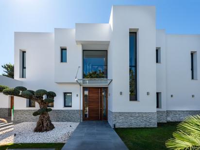 Vista exterior de Casa o xalet en venda en Estepona amb Terrassa i Piscina