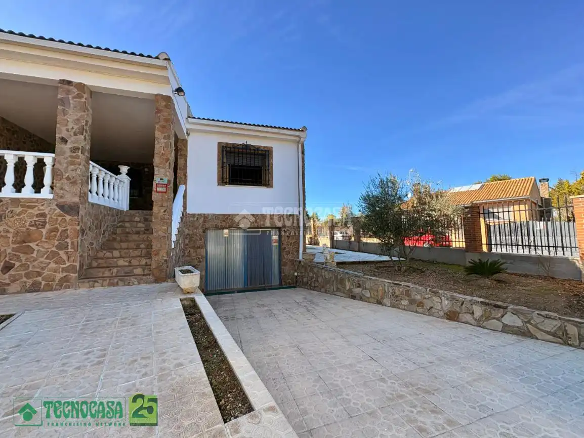Vista exterior de Casa o chalet en venta en Dosbarrios con Calefacción