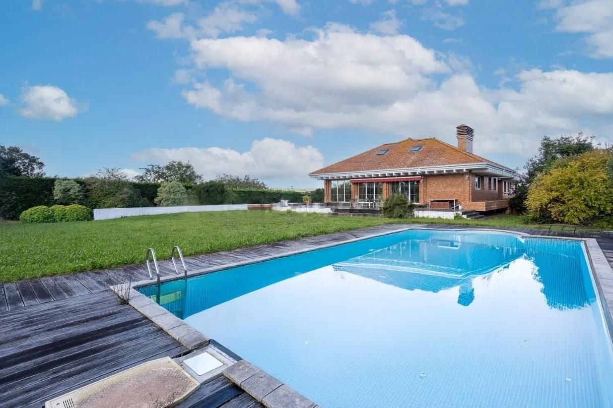 Piscina de Casa o xalet en venda en Santa Cruz de Bezana amb Jardí privat, Terrassa i Traster