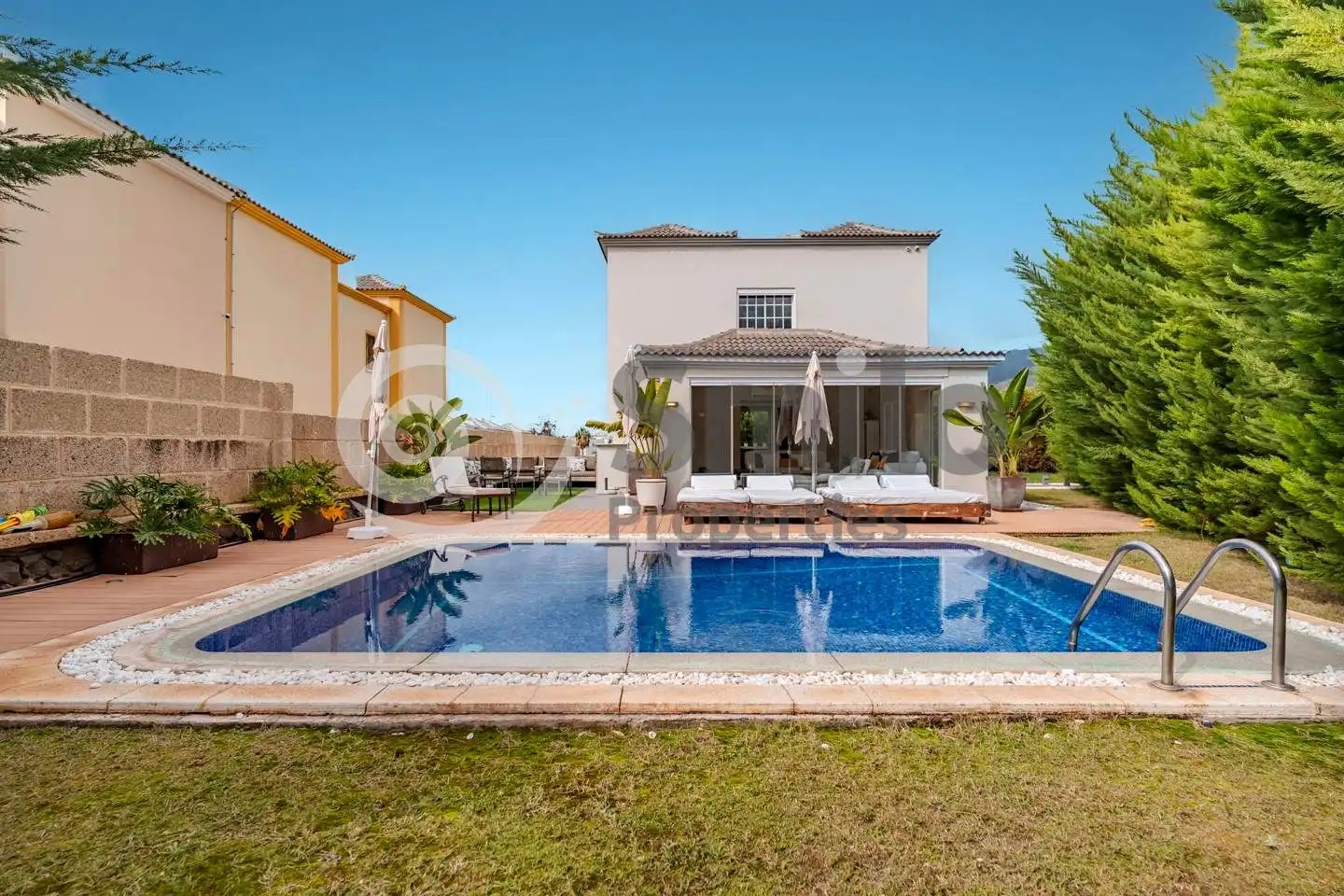 Casa con piscina en venta en Berna
