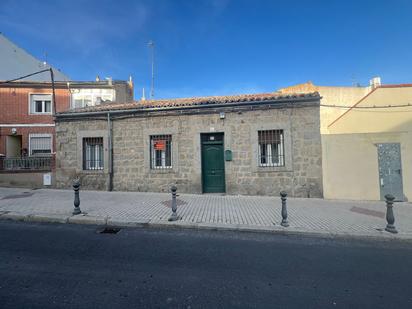 Exterior view of Single-family semi-detached for sale in Ávila Capital
