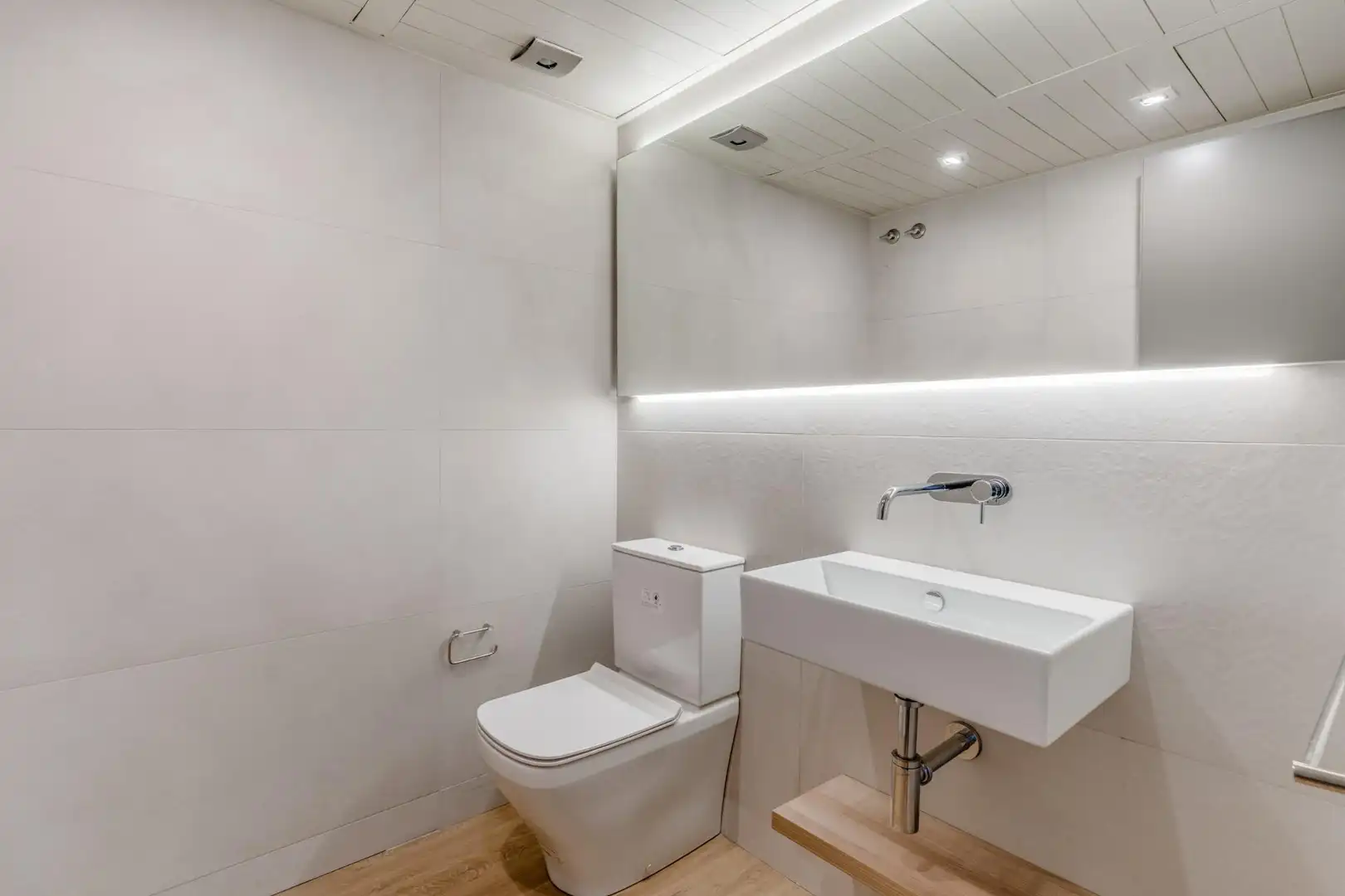 Bathroom of Flat for rent in Barcelona  with Air Conditioner, Heating and Parquet flooring