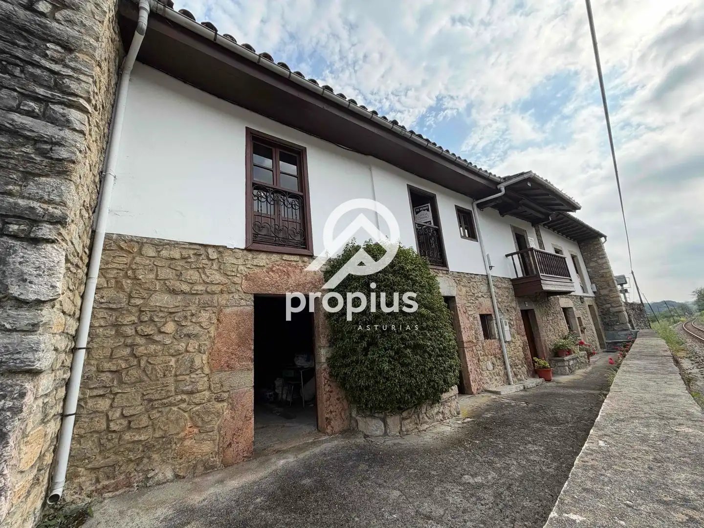 Vista exterior de Casa o xalet en venda en Llanes amb Calefacció, Terrassa i Traster