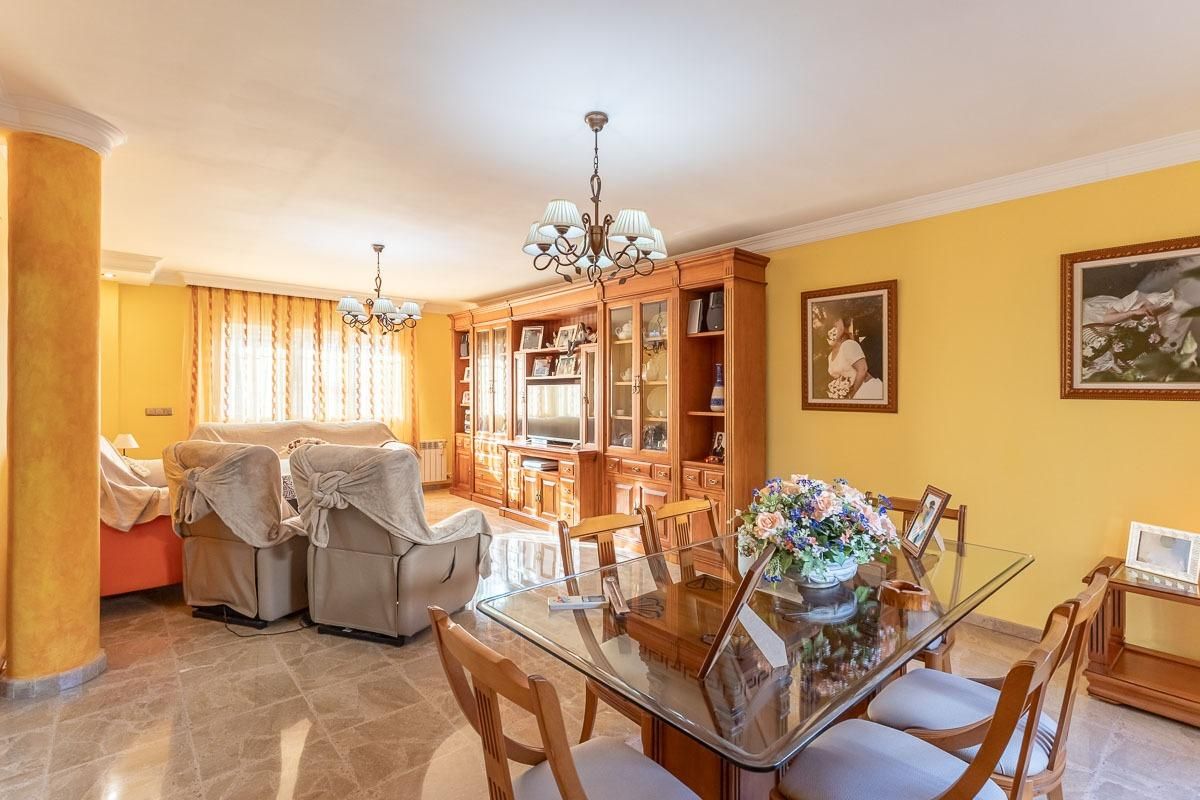 Menjador de Casa o xalet en venda en Albolote amb Aire condicionat, Calefacció i Terrassa