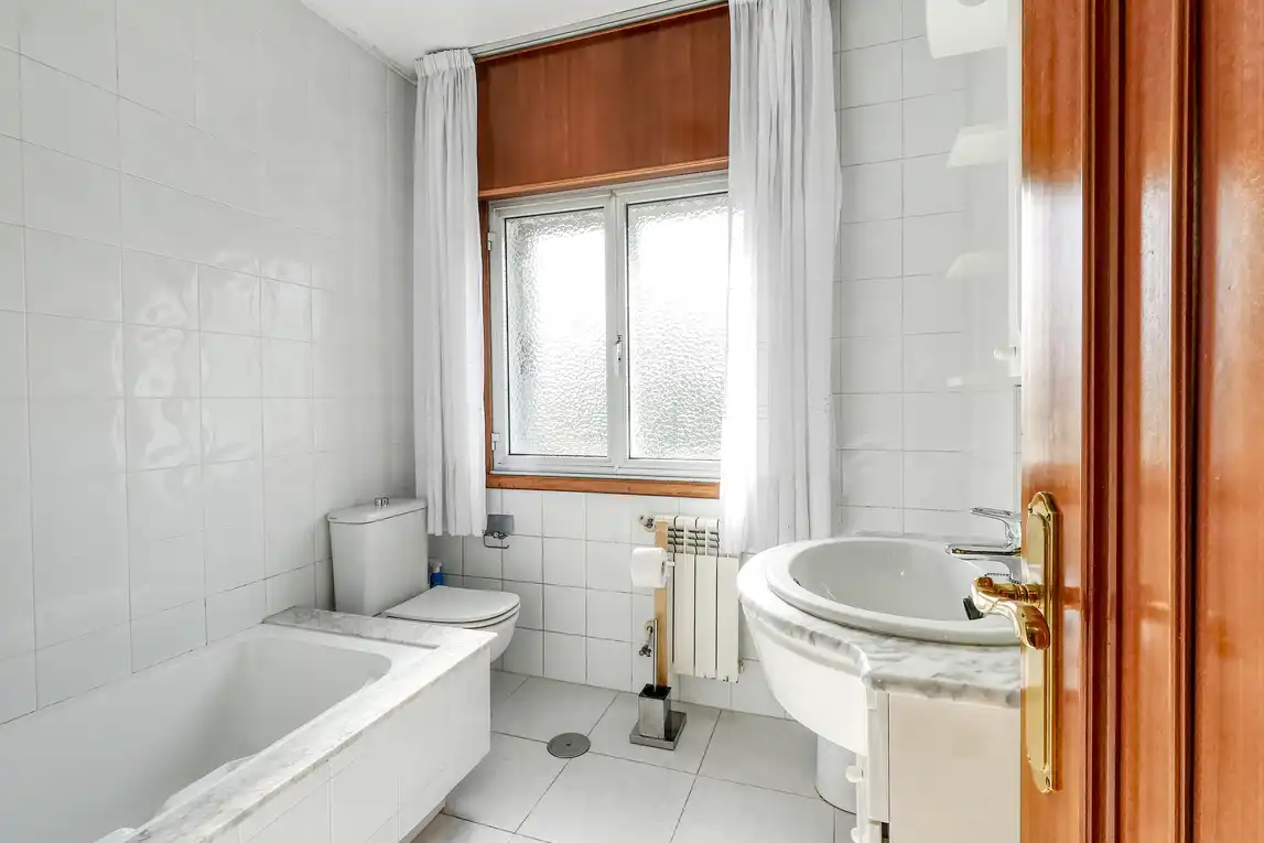 Baño de Casa o chalet en venta en A Laracha   con Calefacción, Jardín privado y Trastero