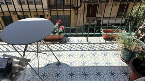 Piso de tres dormitorios, uno en suite, dos baños, cocina y salón abierto. En origen de cuatro.