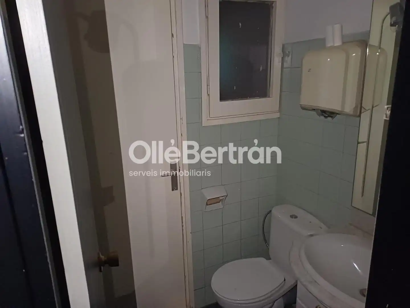 Bany de Oficina de lloguer en Barcelona amb Calefacció