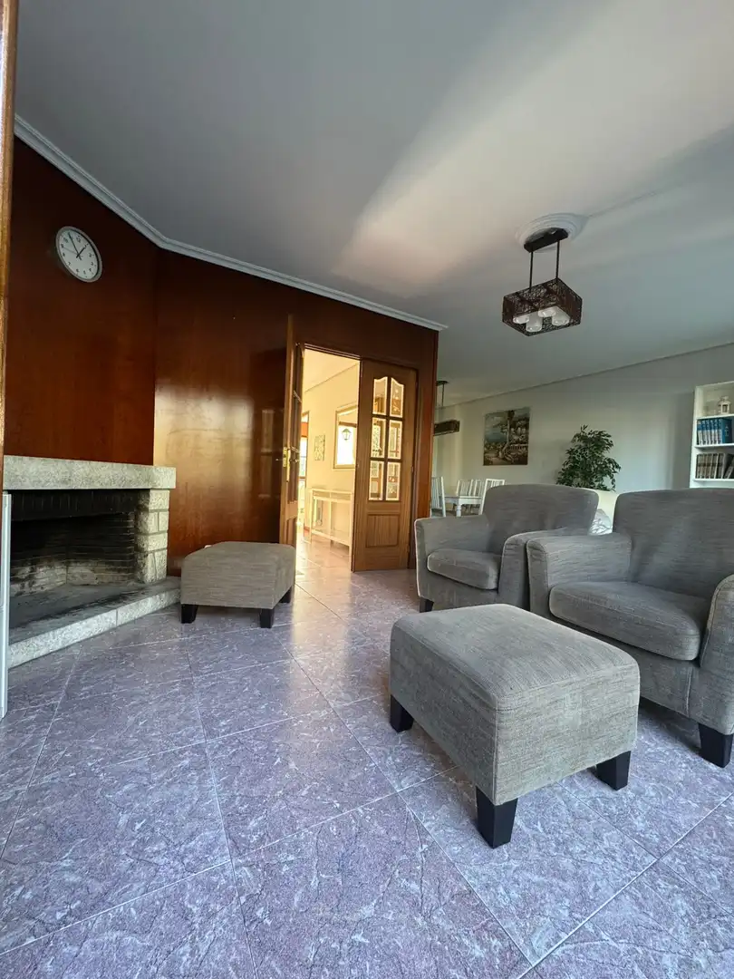 Sala d'estar de Casa adosada en venda en Polanco amb Calefacció, Jardí privat i Parquet