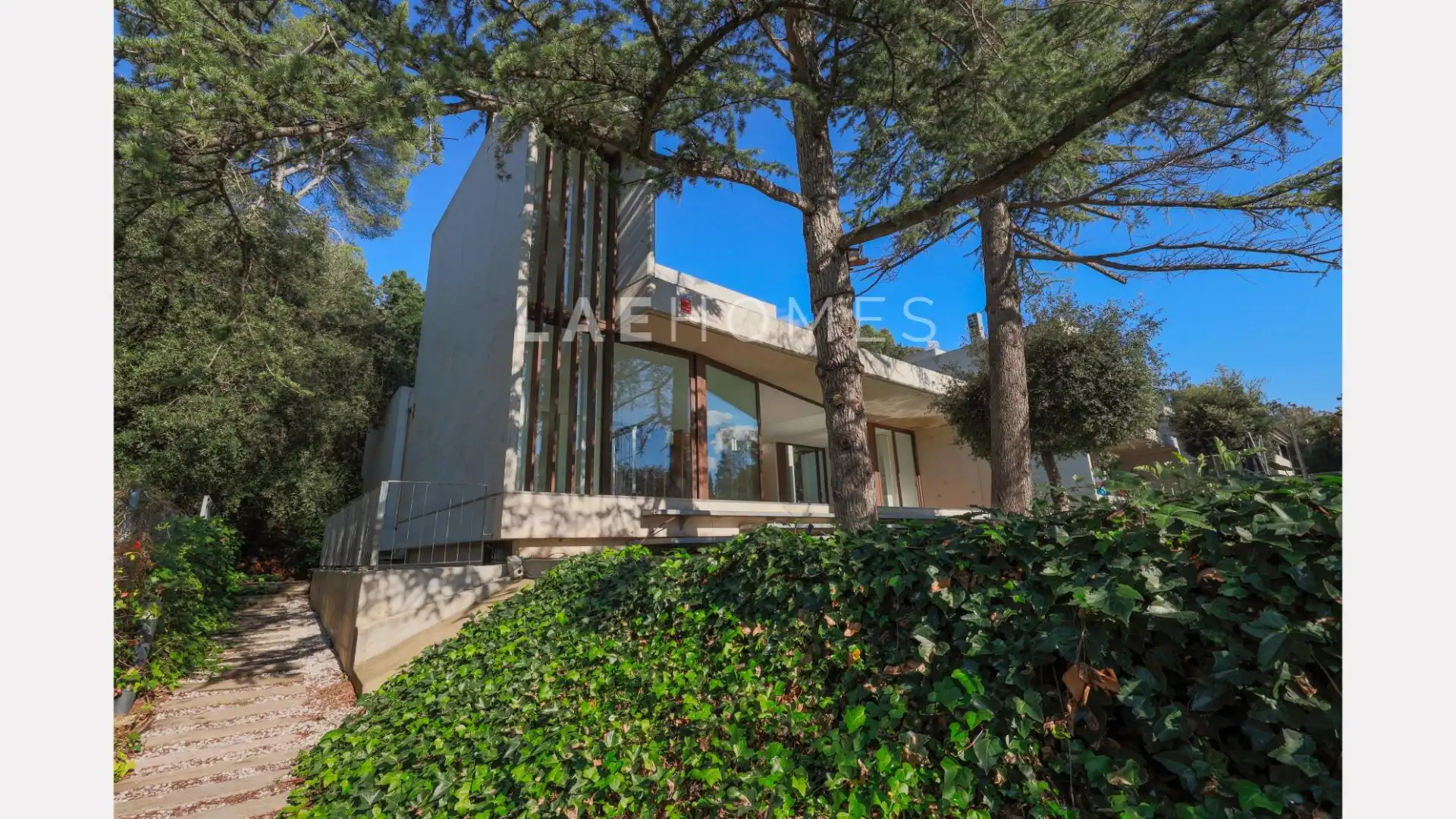 Vista exterior de Casa o chalet en venta en Sant Cugat del Vallès con Aire acondicionado, Calefacción y Jardín privado