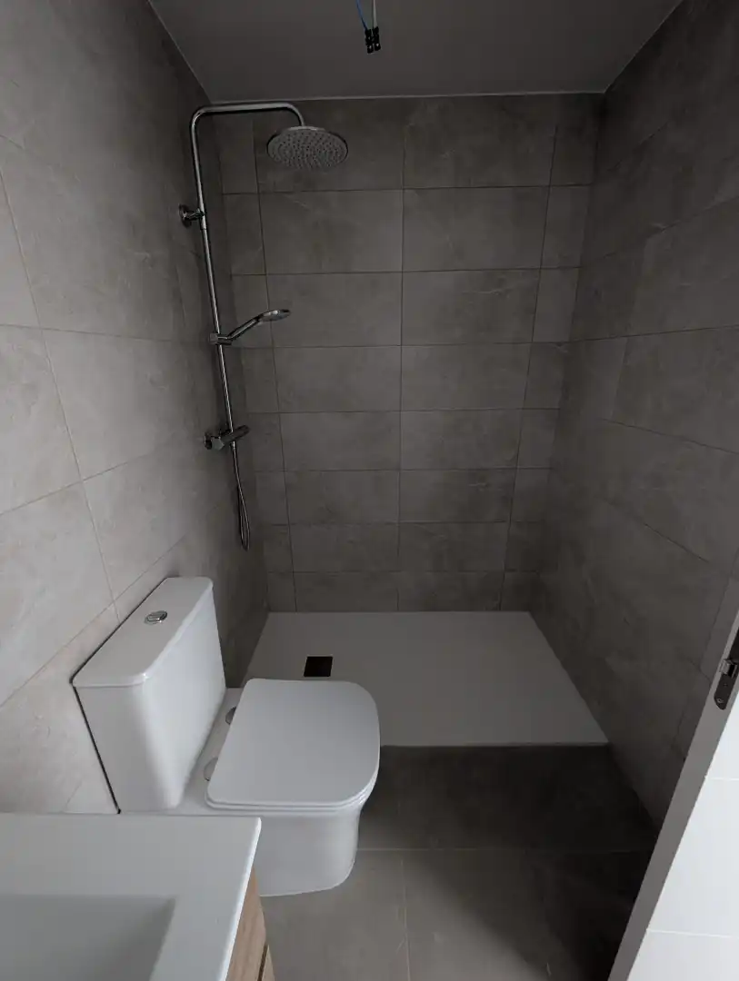 Badezimmer von Wohnung zum Verkauf in Lucena mit Klimaanlage, Heizung und Abstellraum