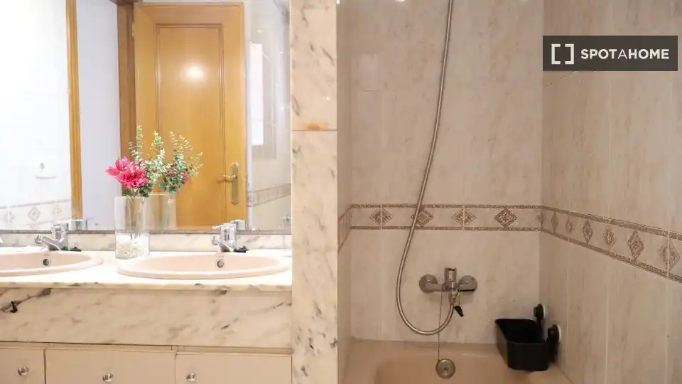 Bathroom of Flat for rent in Valencia  with Air Conditioner, Heating and Furnished