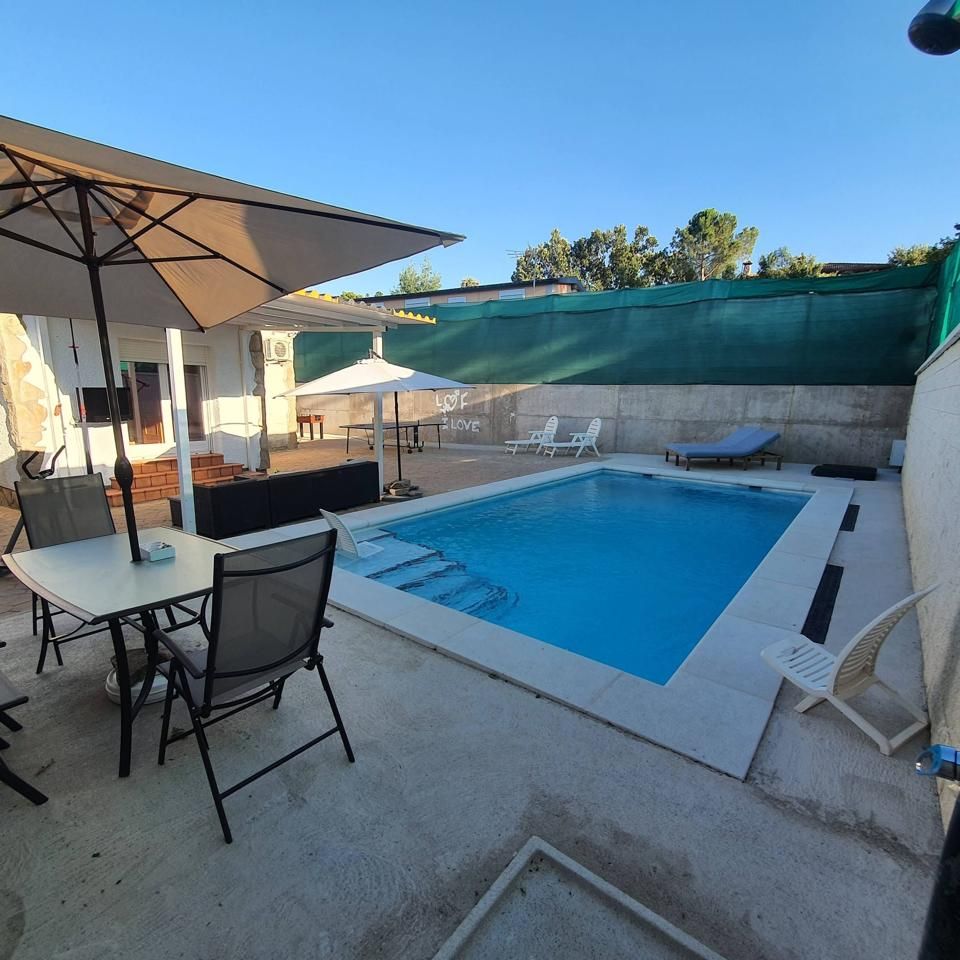 Swimming pool of House or chalet for sale in Navahondilla  with Air Conditioner, Heating and Private garden