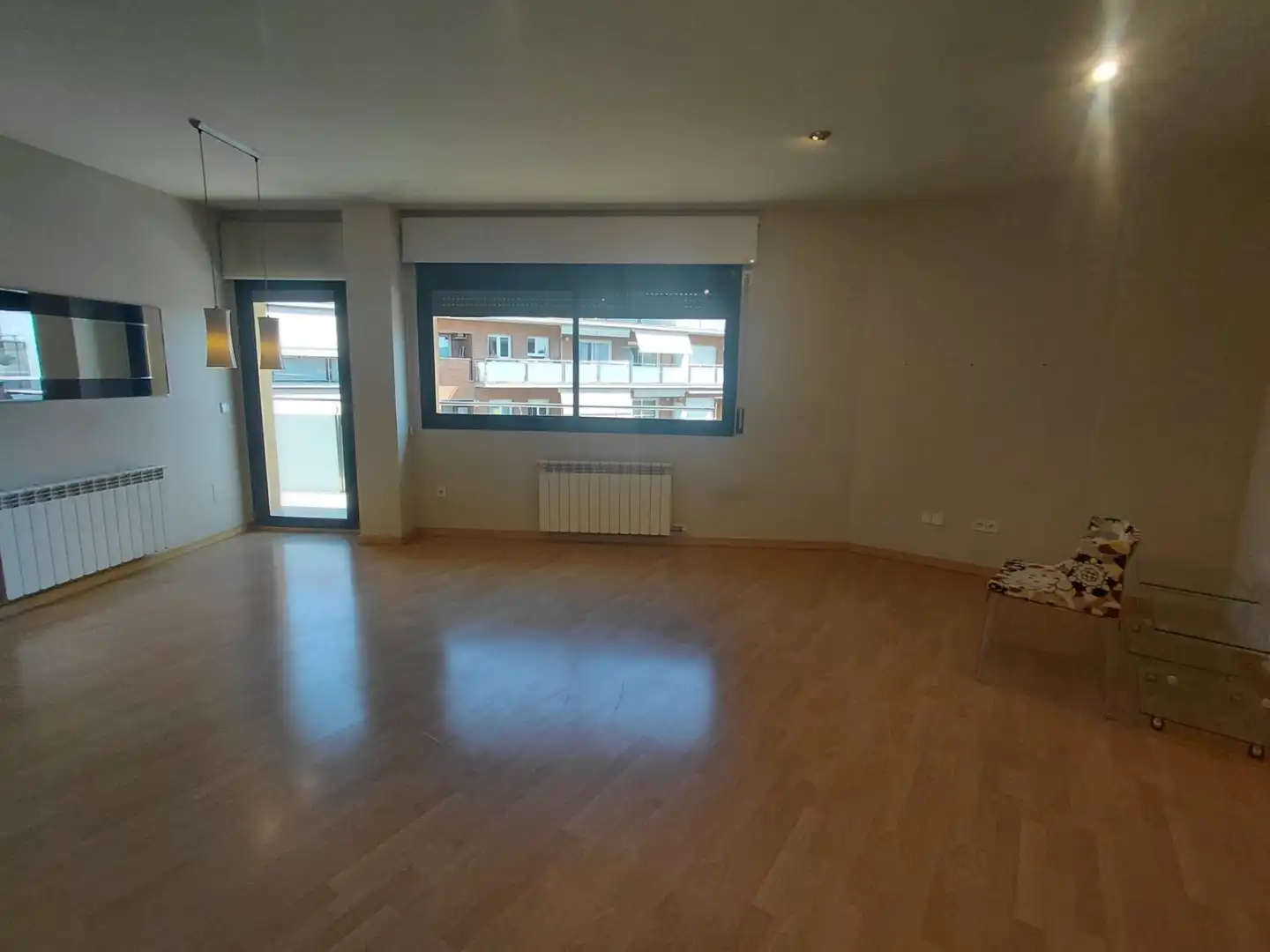 Sala d'estar de Pis de lloguer en Girona amb Aire condicionat, Calefacció i Balcó