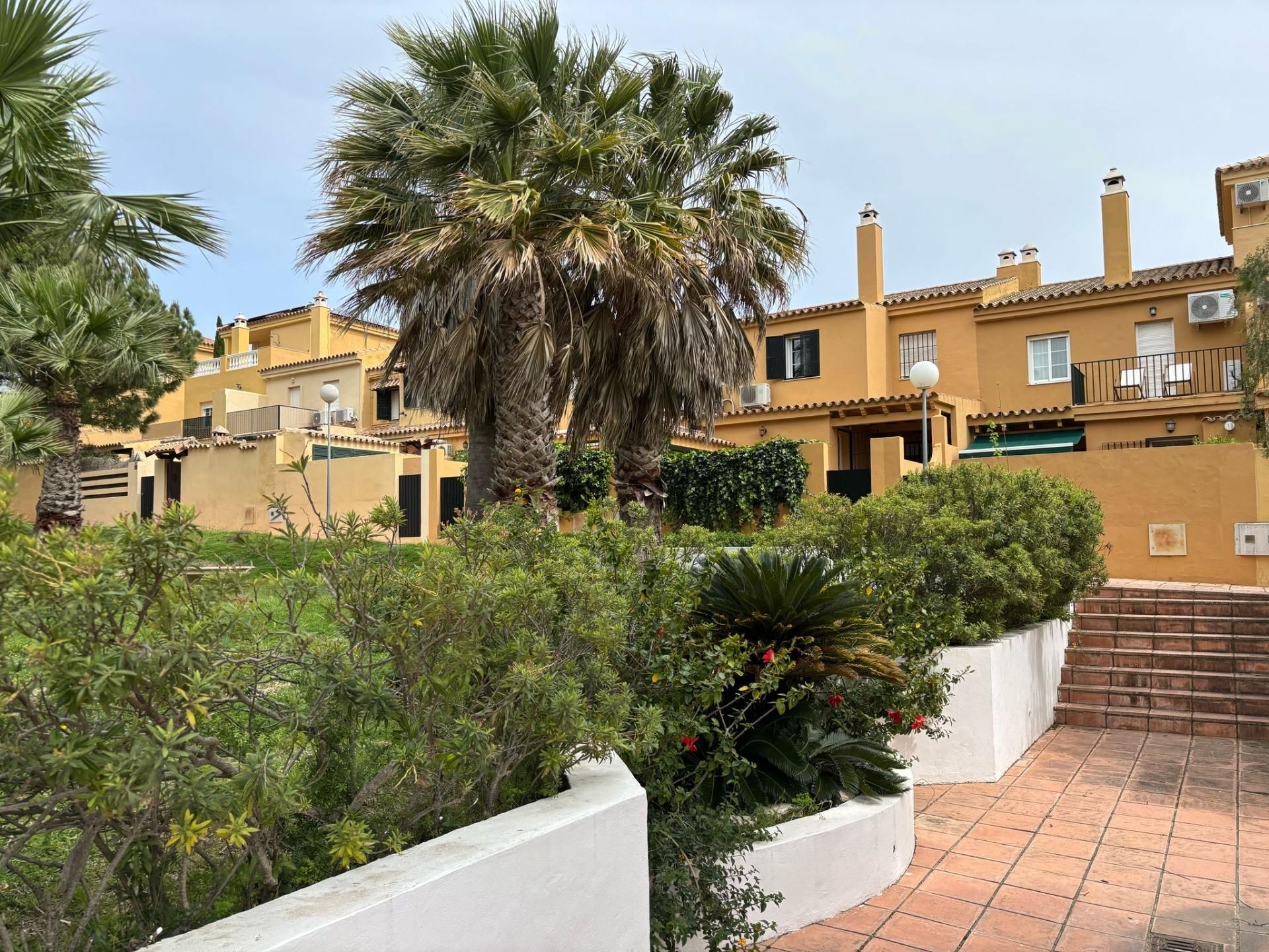 Vista exterior de Casa adosada en venda en El Puerto de Santa María amb Aire condicionat, Jardí privat i Terrassa
