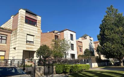 Vista exterior de Casa adosada en venda en Simancas amb Calefacció, Jardí privat i Traster